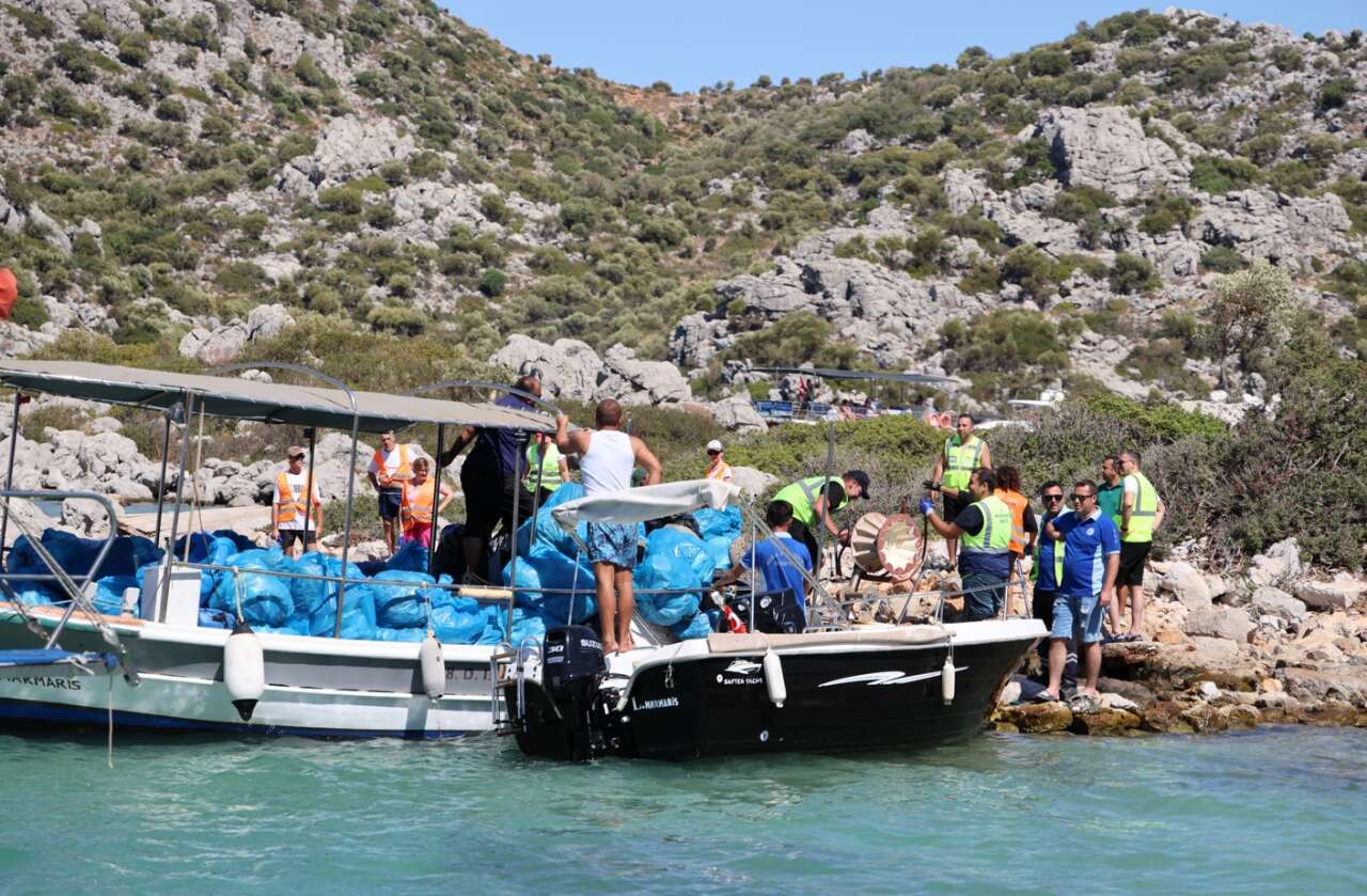 Muğla Koylarında Plastik Alarmı: 2 Saatte 1 Ton Atık Toplandı 2